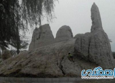 قلعه مرکزی تخت یکی از جاذبه های گردشگری استان هرمزگان به شمار می رود