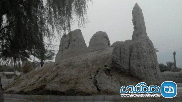 قلعه مرکزی تخت یکی از جاذبه های گردشگری استان هرمزگان به قلعه مرکزی تخت یکی از جاذبه های گردشگری استان هرمزگان به شمار می رود